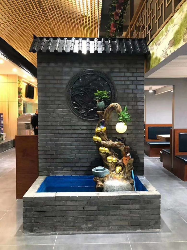 西安餐桌椅廠家工人現(xiàn)場(chǎng)調(diào)試安裝.jpg