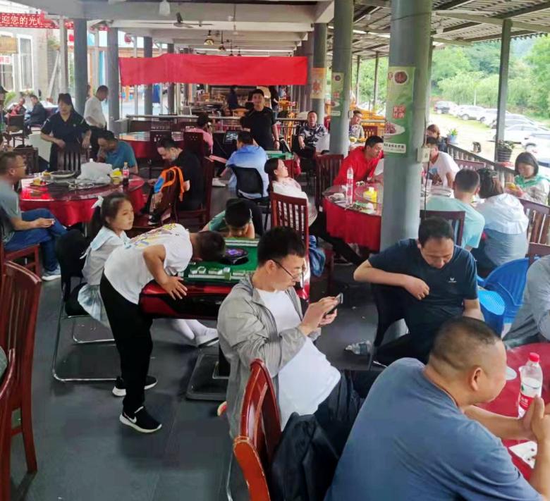 博菲克公司全體員工在農(nóng)家樂(lè)聚餐.jpg