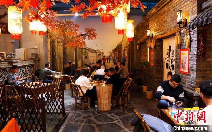 罐罐茶館內(nèi)人聲鼎沸，充滿煙火氣。.jpg