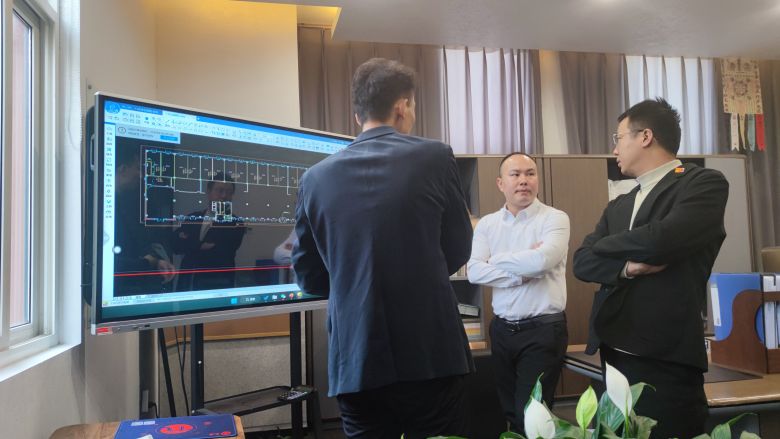 博菲克家具廠團隊討論延安酒店裝修設(shè)計方案.jpg
