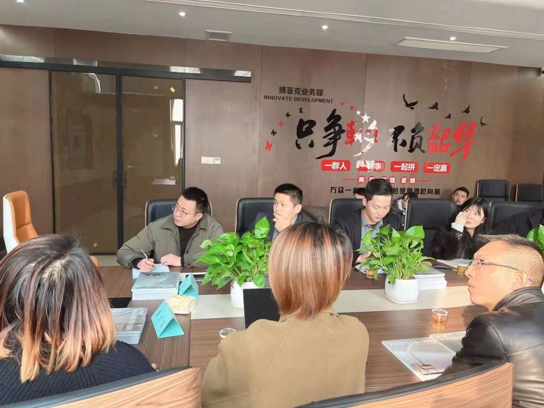 博菲克家具業(yè)務部盧經(jīng)理介紹公司情況.jpg